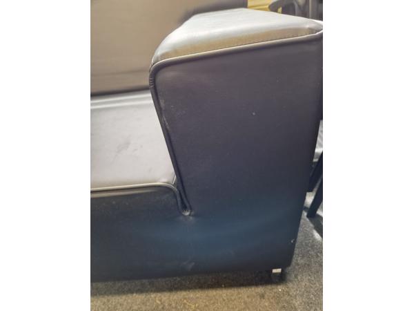 Mancave of voor in hobbyruimte zwart rechtmodel bank en 2 stoelen. Van skai, alleen stoffig bekleding in orde. Makkelijk schoon te maken.
