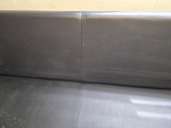 Mancave of voor in hobbyruimte zwart rechtmodel bank en 2 stoelen. Van skai, alleen stoffig bekleding in orde. Makkelijk schoon te maken.