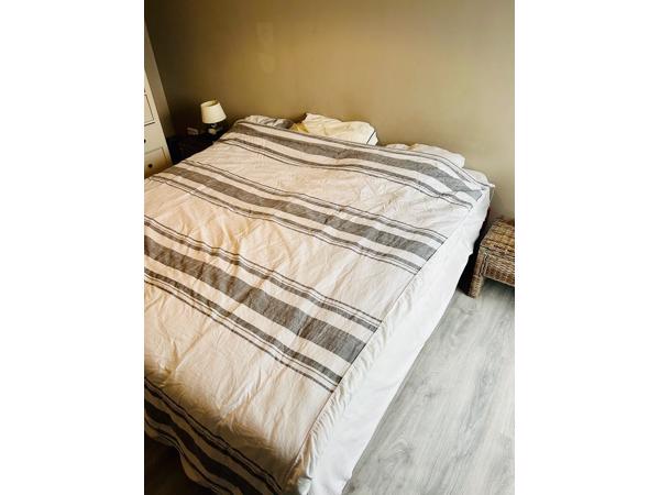 Twee persoons bed, 2 losse delen incl matrassen