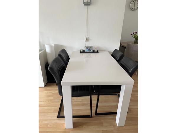 Eethoek (wiite tafel en 4 stoelen)