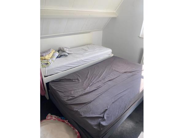 Twee ledikanten met matrassen en een boxspring
