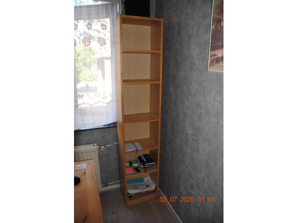 Mooie hoge en slanke boekenkast