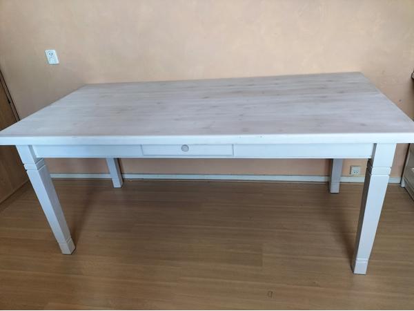 Tafel oud grenen white wash geverfd blad en poten wit