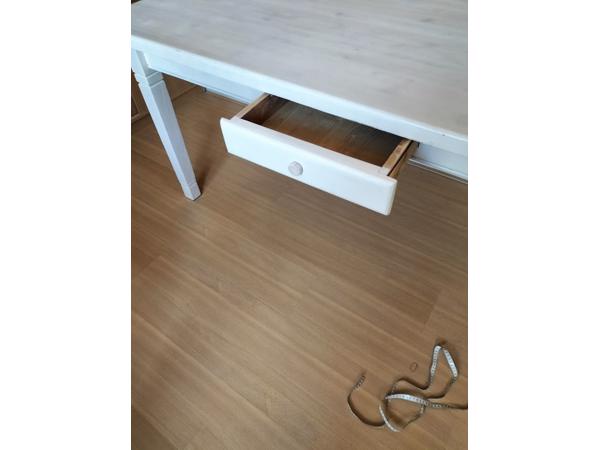 Tafel oud grenen white wash geverfd blad en poten wit