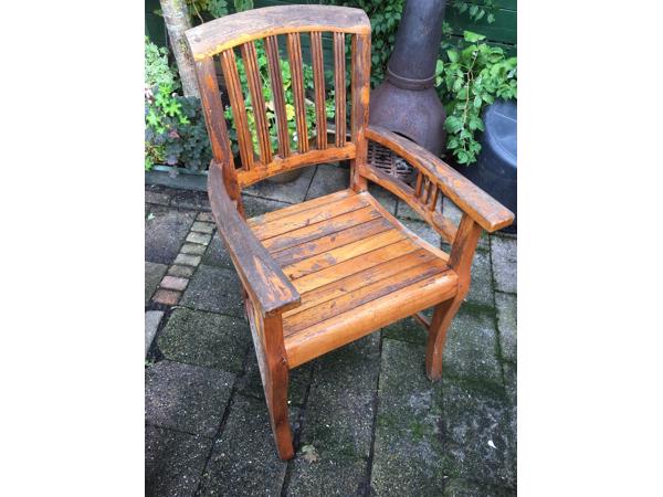 3 houten stoelen