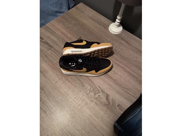 Nike air max 1 geel zwart van kleur