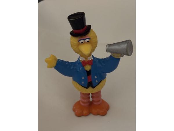 Sesamstraat Henson : yellow Big bird in takelauto garage