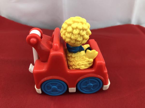 Sesamstraat Henson : yellow Big bird in takelauto garage