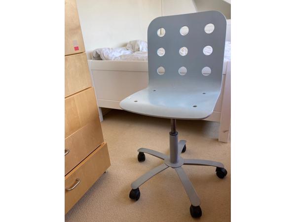 blauwe en rode IKEA bureaustoel kind