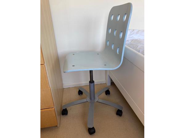 blauwe en rode IKEA bureaustoel kind