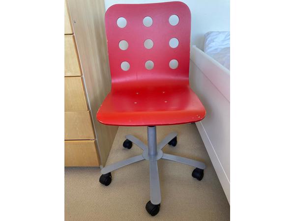 blauwe en rode IKEA bureaustoel kind