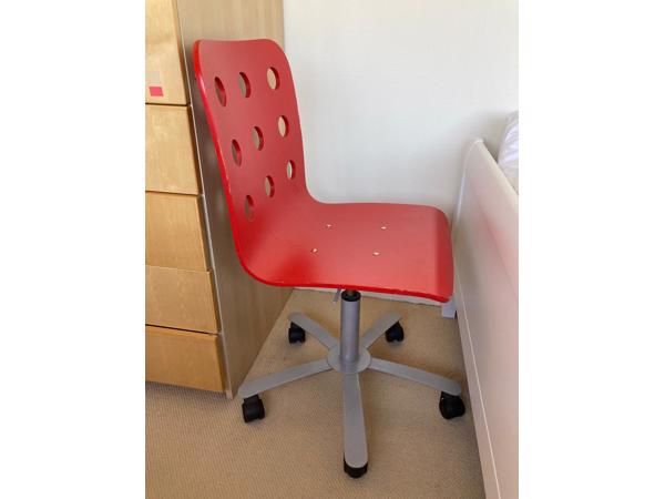 blauwe en rode IKEA bureaustoel kind