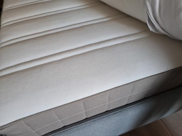 Mooi bed met toebehoren van Ikea (matras, dekbed)