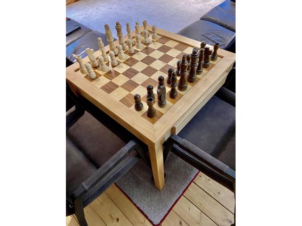 Schaak Tafel met grote stukken compleet + 2 Leren Stoelen