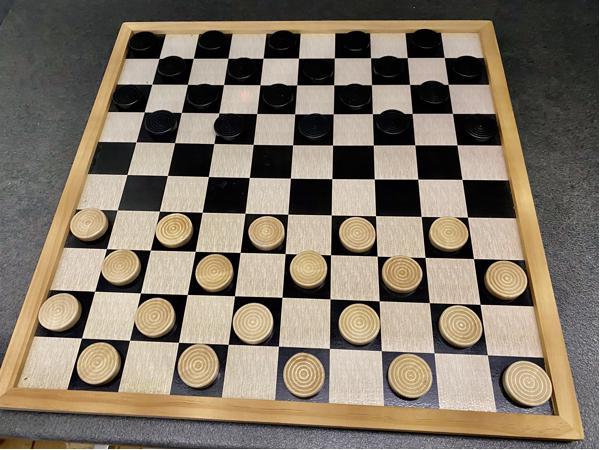 Schaak Tafel met grote stukken compleet + 2 Leren Stoelen