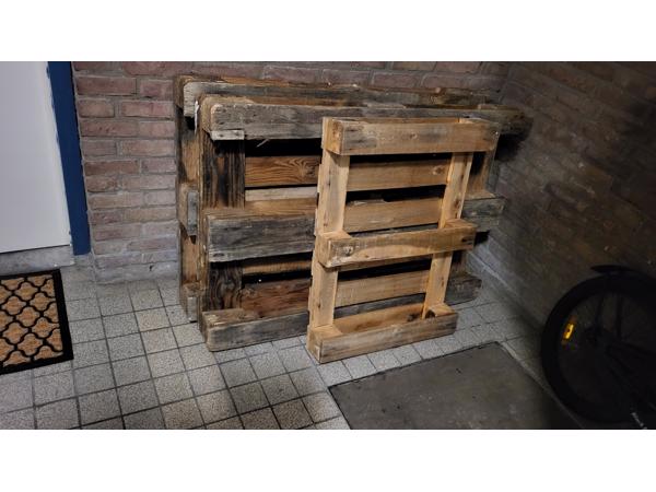 Pallets 2 'groot' en 1 'klein'