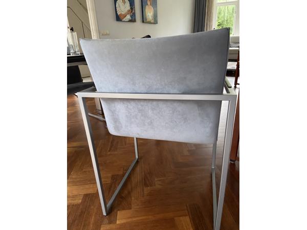 Twee eettafel stoelen