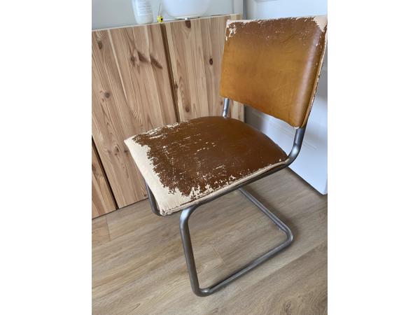 Vier eetkamer stoelen