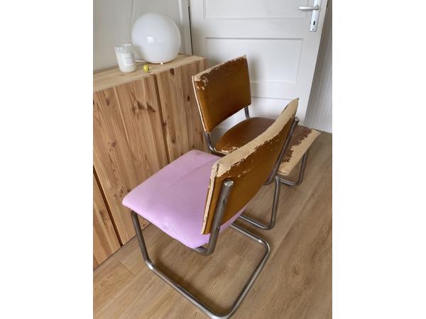 Vier eetkamer stoelen