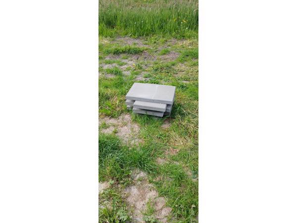 Beton tegels en stoeprand