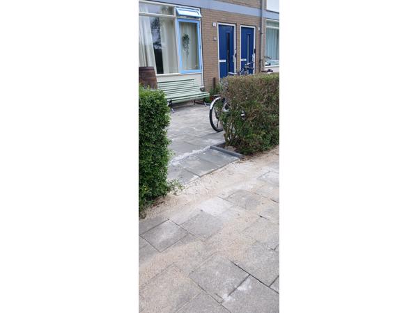 Beton tegels en stoeprand
