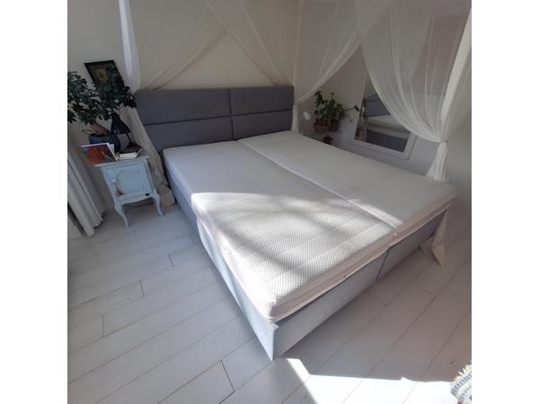 Boxspring 220 x 180 cm met hoofdbord en matrassen