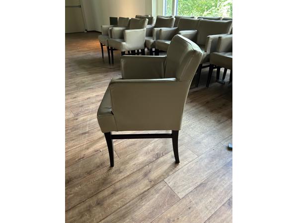 Partij van 38 dezelfde stoelen