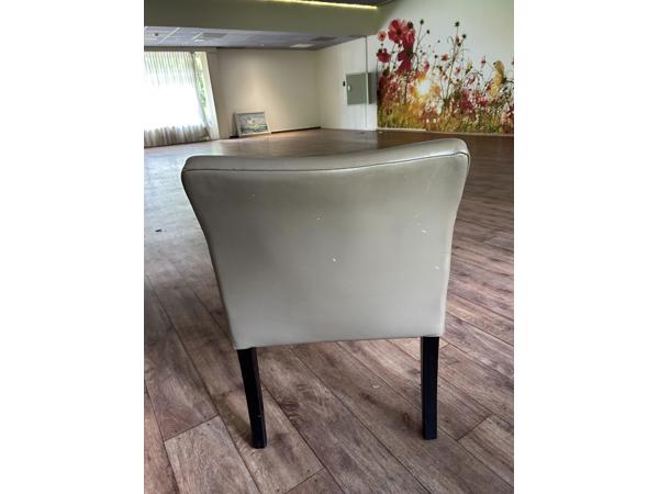 Partij van 38 dezelfde stoelen