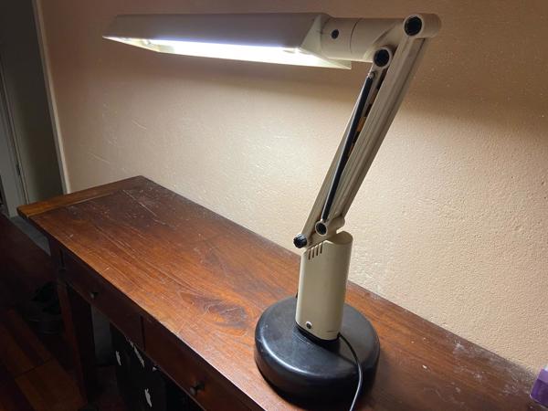 Gratis mooie  buro-lamp met tl verlichting