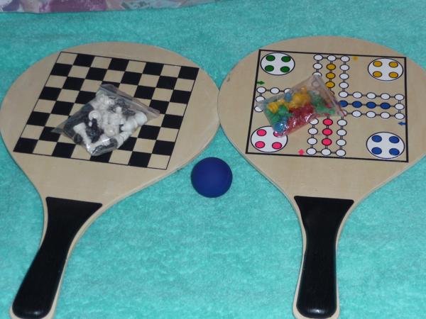 twee houten spel bats (schaken, Mens erger je niet, bal)