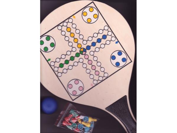 twee houten spel bats (schaken, Mens erger je niet, bal)