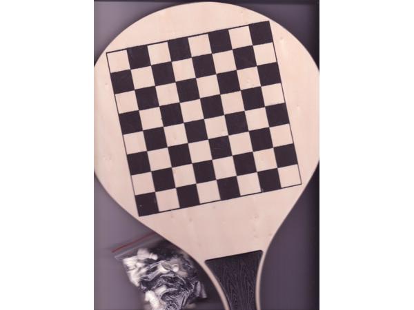 twee houten spel bats (schaken, Mens erger je niet, bal)