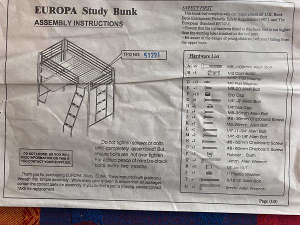 Leuk stapelbed met bureau.