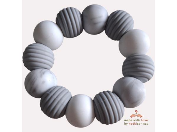 Noekies Handgemaakte Bijtring grijs wit - Nieuw!