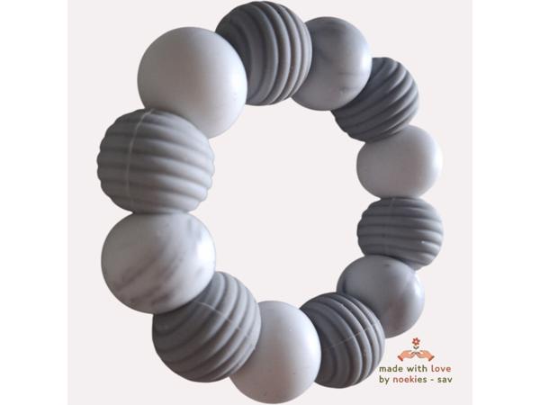 Noekies Handgemaakte Bijtring grijs wit - Nieuw!