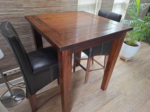 Houten bartafel en twee barkrukken