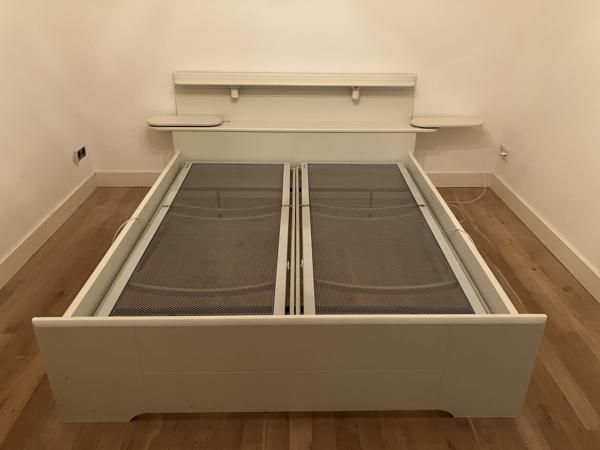 Tweepersoonsbed en nachtkastjes