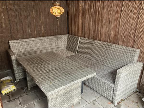 Gezellige loungeset met tafel en kussens