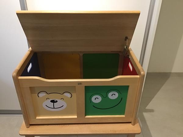 Speelgoed kist+tafeltje