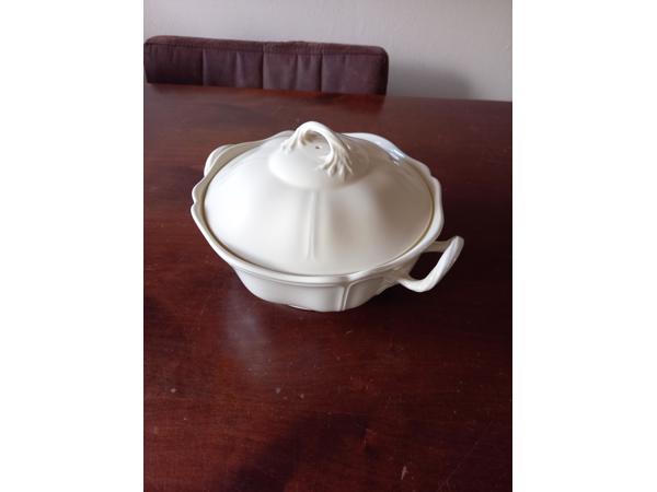 Wedgwood Queens Plain 2 dekschalen met deksel