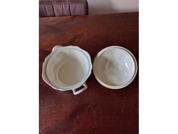 Wedgwood Queens Plain 2 dekschalen met deksel