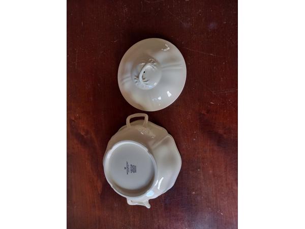 Wedgwood Queens Plain 2 dekschalen met deksel