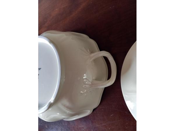 Wedgwood Queens Plain 2 dekschalen met deksel