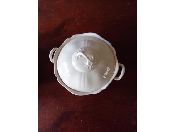 Wedgwood Queens Plain 2 dekschalen met deksel