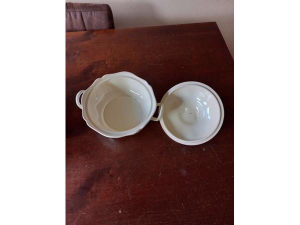 Wedgwood Queens Plain 2 dekschalen met deksel