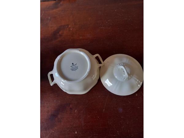 Wedgwood Queens Plain 2 dekschalen met deksel