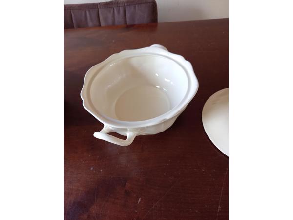 Wedgwood Queens Plain 2 dekschalen met deksel