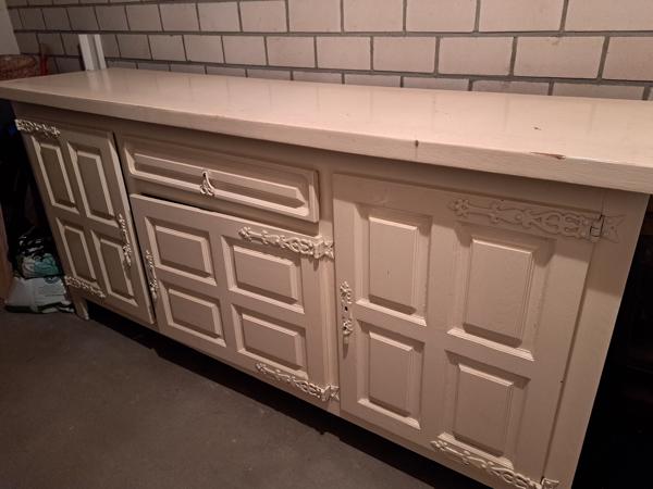 Gebruikt als commode, veel opbergruimte. Verdient tlc!