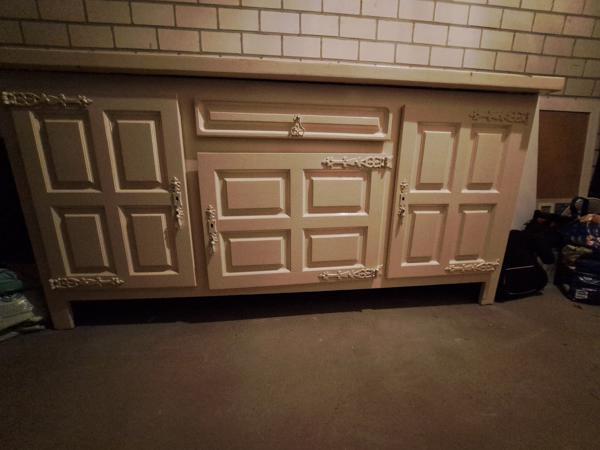 Gebruikt als commode, veel opbergruimte. Verdient tlc!
