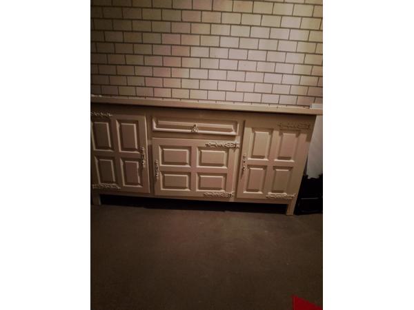 Gebruikt als commode, veel opbergruimte. Verdient tlc!